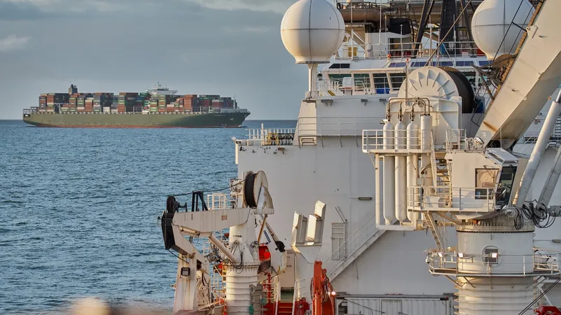 Omrop Fryslân: Zwitsers moeten helpen de containervaart op zee veiliger te maken